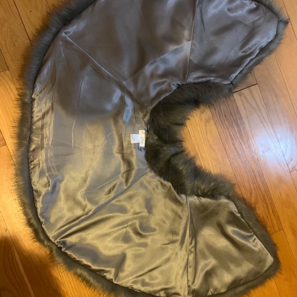 Grey Faux fur cropped cape shawl - Picture 2 of 3